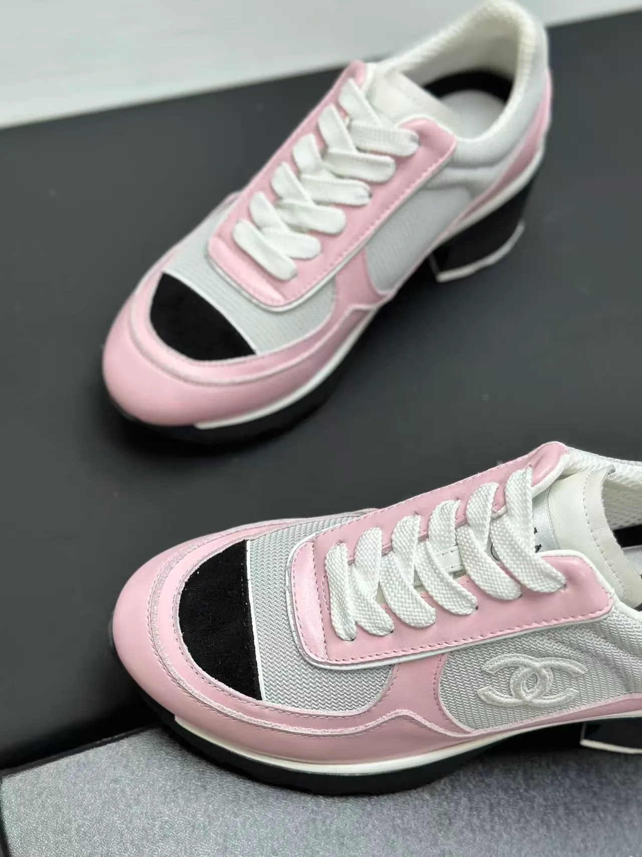 Men's shoes 💰620💰Women's 🚺 Chanel Panda shoes! 2025 counter top casual sports shoes This classic design; the upper is in the style of electric embroidery with various techniques; the outsole is fashionable and sporty; the unusual inclusion of a variety of color matching elements... The diversified mix and match is very good-looking and versatile, and can be used for leisure, fashion, sports, and outdoor... ꫛꫀꪝ Go➫ Materials: ❶Upper made of: original imported first-layer silk cowhide + original waterproof cloth + original first-layer cowhide ❷Inner use: Original Yangli+wang ❸ Outsole based on: Original TPU combination outsole Special counter boutique packaging complete set for women 35–41